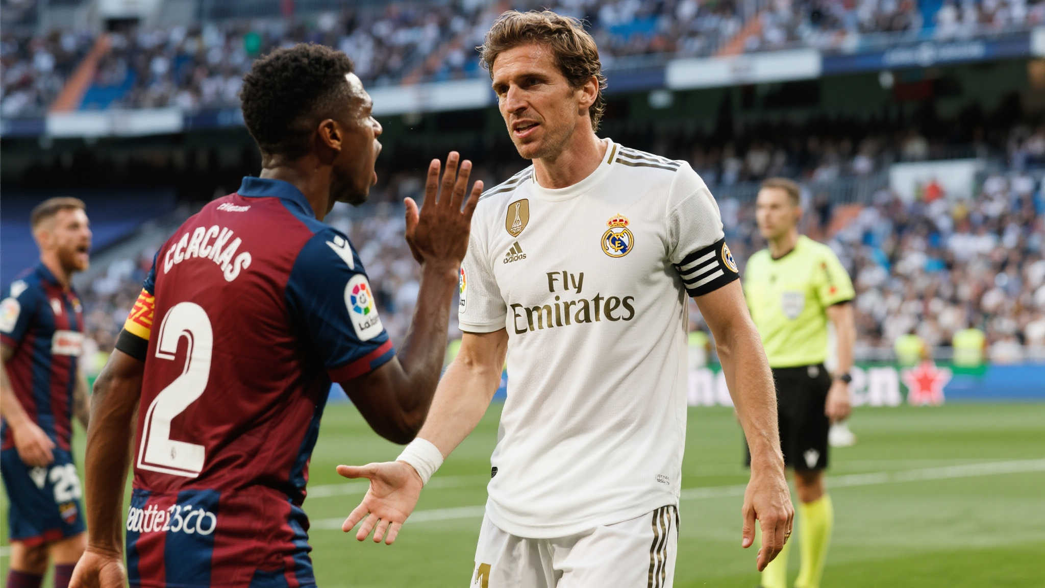 对手侮辱皇马后卫，阿隆索批评种族歧视：绝不容忍！